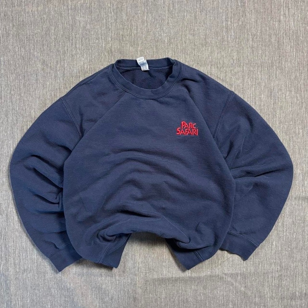 Navy blue Gildan crewneck sweatshirt with red embroidery - S